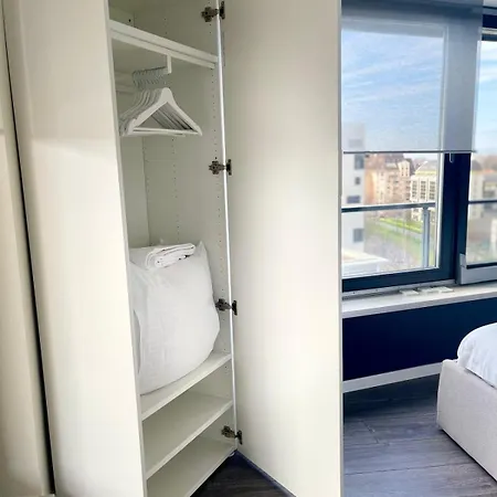 Standing Balcon 6 Pers Parking Prive Tram