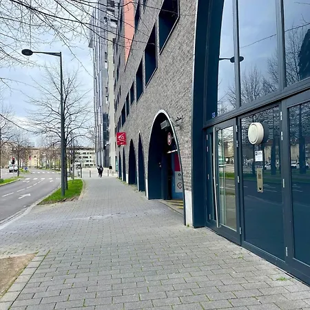 Standing Balcon 6 Pers Parking Prive Tram